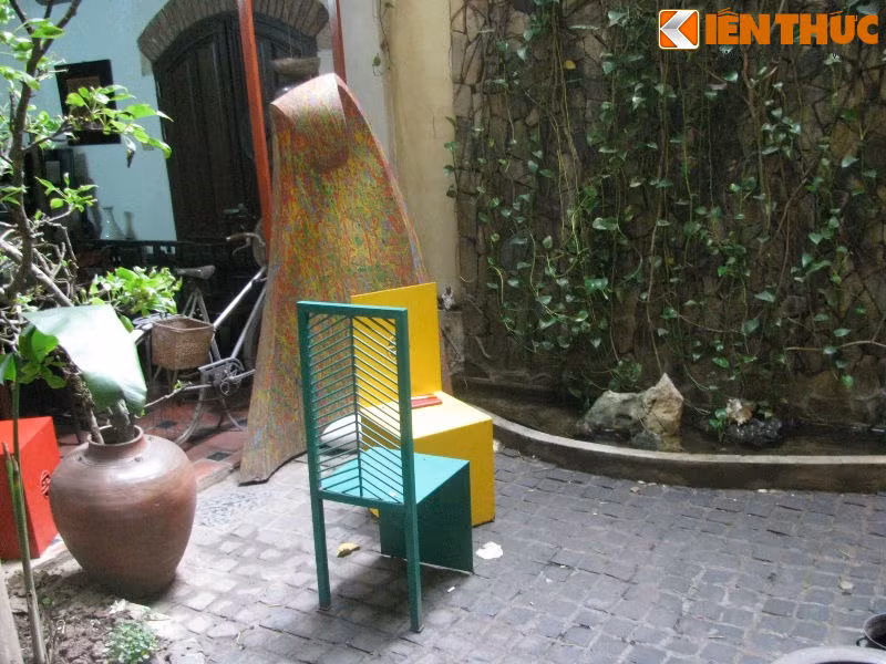 Giếng trời chan hòa ánh sáng với các chi tiết độc đáo...