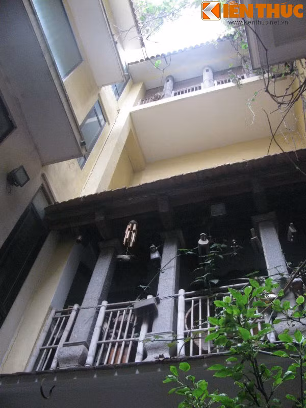 Thực ra ngôi nhà gồm 2 phần diện tích (cũng có thể gọi là 2 căn nhà) được gắn kết với nhau bằng một giếng trời. Việc thiết kế giếng trời là ý tưởng của họa sĩ Cương nhằm tạo ra không gian đầy ánh sáng tự nhiên và không khí trong lành.