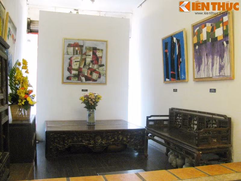 Đây cũng là nơi trưng bày rất nhiều đồ gỗ quý và đồ gốm cổ mà họa sĩ Lê Thiết Cương sưu tầm được. Chiếc trường kỷ khảm trai được làm từ gỗ trắc rất quý có từ thế kỷ 19, được đặt ở vị trí đẹp trong phòng khách.