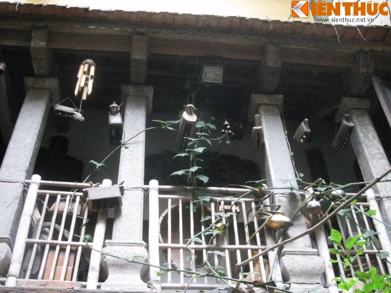 "Mặt tiền" của tầng 2 như một bức tranh dân dã với đủ sắc màu dân tộc, được trang trí bằng những chiếc mõ trâu, chuông gió, thúng...