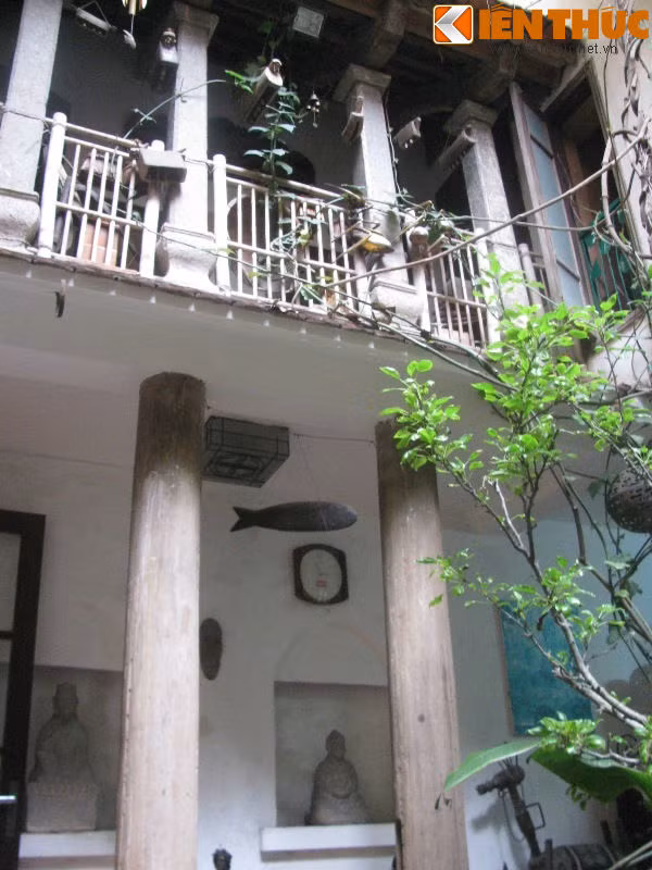 Tầng 1 được họa sĩ Lê Thiết Cương dựng nhiều cột gỗ, nhưng ban công tầng 2 lại được trang trí bằng nhiều cột đá.