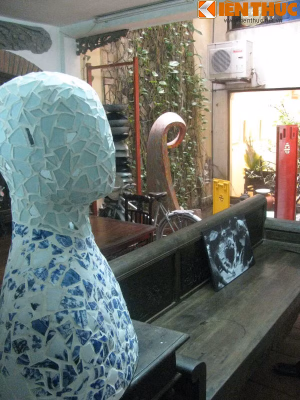 Nhiều bức tượng bằng gốm xanh được bày trí trong nhà.