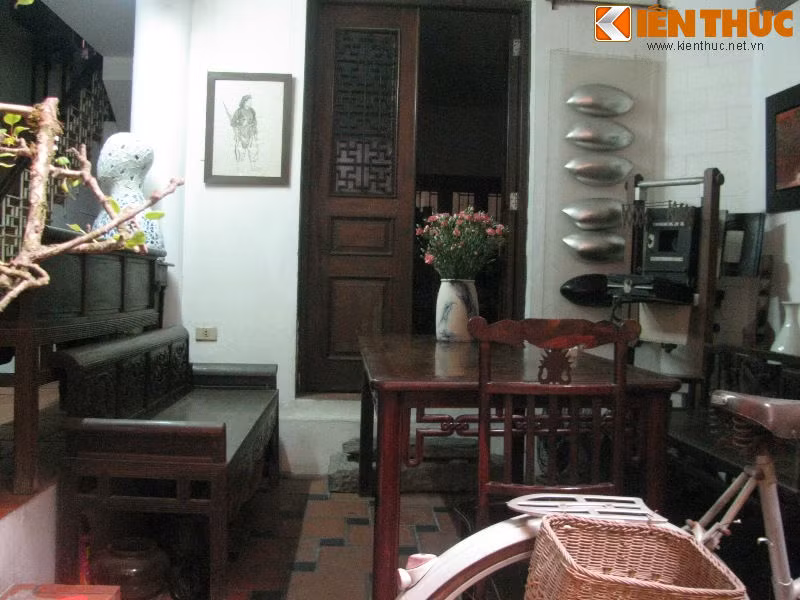 Một không gian tiếp khách khác đậm phong cách cổ điển với tông màu nâu chủ đạo của gỗ.