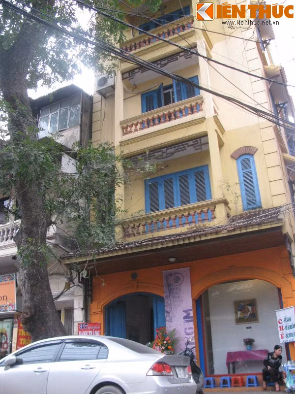 Nằm trên mặt phố Lý Quốc Sư (quận Hoàn Kiếm, Hà Nội), căn nhà khang trang 4 tầng của gia đình họa sĩ Lê Thiết Cương - cái tên nổi tiếng trong giới hội họa - vừa là nơi ở, vừa là nơi trưng bày những tác phẩm hội họa của chính anh và đồng nghiệp.