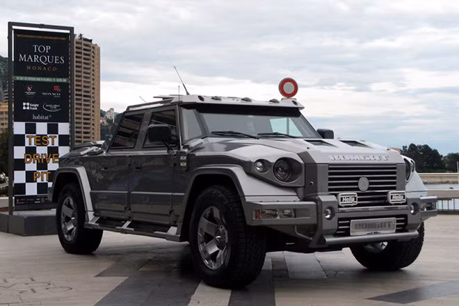 Dartz Prombron 2015 giá bán 1.25 triệu USD. Đại diện của hãng xe Nga không chỉ hầm hố mà còn có nhiều trang bị làm bằng vật liệu đắt tiền như vàng, kim cương... Xe sử dụng động cơ V8 Duramax dung tích 180 mã lực.