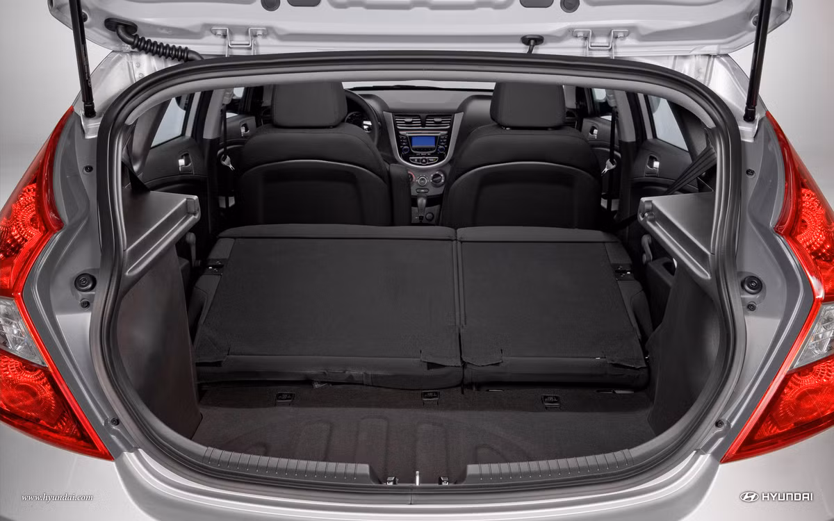 Hyundai Accent trang bị động cơ xăng 1.4L (108 mã lực, 139Nm) với hộp số sàn 5 cấp hoặc tự động 4 cấp. Mức tiêu hao nhiên liệu theo công bố của nhà sản xuất 5.6L/100km. Tại Việt Nam, Hyundai Accent có giá 548 - 580 triệu đồng.