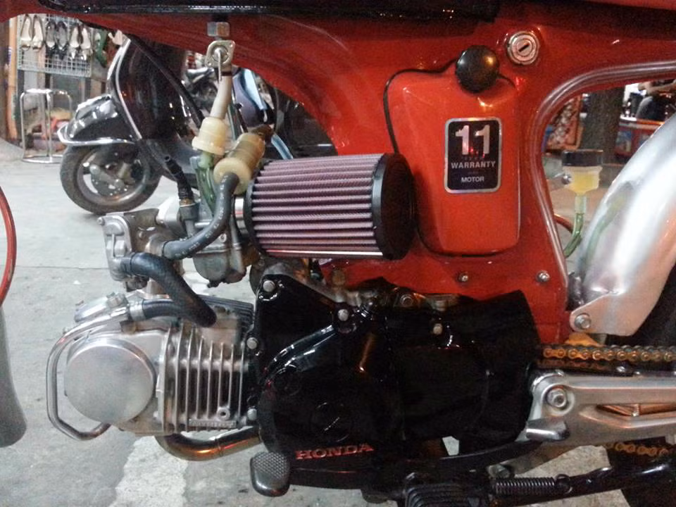 "Nội công" của xe là cục máy Wave Nice 125 và pô K&amp;N.