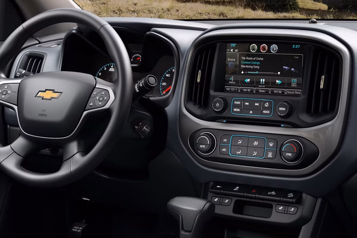 Xe có kiểu dáng mạnh mẽ với động cơ máy dầu Duramax diesel I4 4 xi-lanh thẳng hàng, dung tích 2.8L, công suất 178 mã lực và mô-men xoắn cực đại 440Nm. Xe có mức giá khá cao ở 733 triệu đồng.