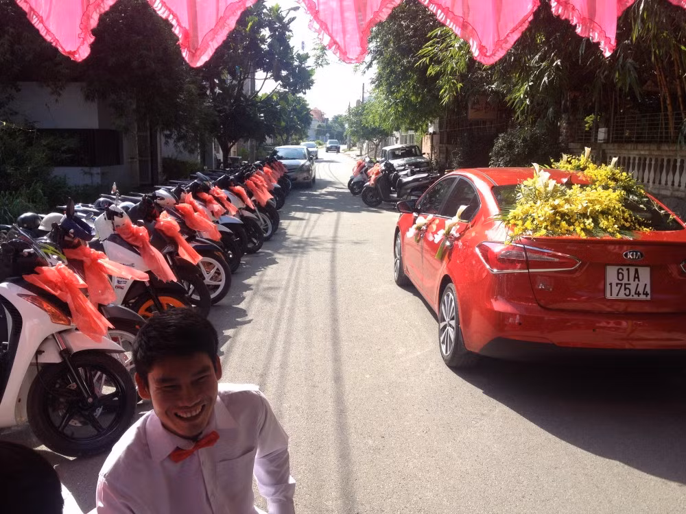 Đám cưới của 2 thành viên trong Hội SH Bình Dương tổ chức ngày 20/7 vừa qua có sự tham gia của gần 40 chiếc xe Honda SH cả hàng nội lẫn hàng ngoại. Ảnh: Dàn SH tập trung ở nhà chú rể ở TP Thủ Dầu Một, tỉnh Bình Dương trước khi lên đường đón cô dâu.