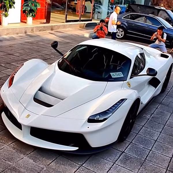 Còn bây giờ, giới mộ điệu đã cảm thấy Bugatti là mẫu xe nhàm chán khi ra mắt từ năm 2006 cho đến nay vẫn chẳng có sự thay đổi nào đáng kể từ ngoại thất cho đến nội thất.