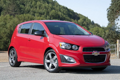 Chevy Sonic RS hatchback giá gốc 21.150 USD: Phiên bản nâng cấp RS thậm chí còn đáng tự hào hơn với hệ thống treo thấp và độ an toàn cao, hộp số cơ 6 cấp với chênh lệch tỷ số truyền thấp cùng đa dạng các option để tô điểm cho thân xe. Tấm hướng gió, bảng đồng hồ và la zăng kích thước lớn 17 inch mang lại cho RS một vẻ ngoài ấn tượng ngay từ cái nhìn đầu tiên.