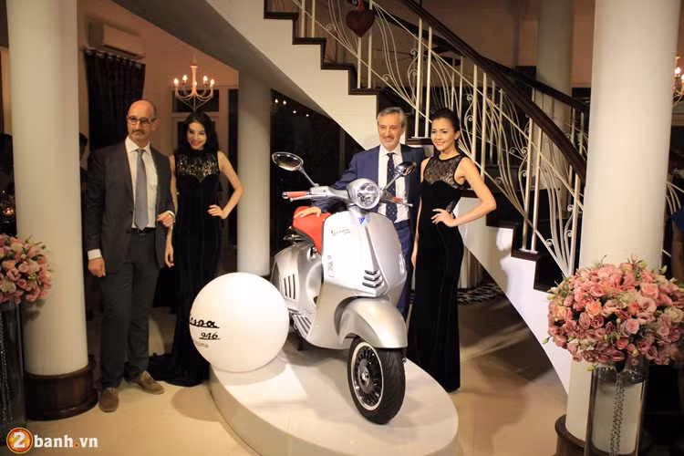 Vespa 946 phiên bản đặc biệt có nhiều chi tiết được thiết kế thủ công. Khung thép được lắp ráp với 320 điểm mối hàn, từng chi tiết bằng nhôm được gắn thủ công lên khung thép. Tại thị trường Việt, xe được bán với giá 365 triệu đồng. Nguồn ảnh: 2banh.vn.