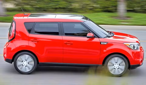 Kia Soul (giá gốc: 15.695 USD) và Nissan Juke (Giá gốc: 19.980 USD): Vóc dáng hơi tròn trịa hay có thể gọi là “đường cong hấp dẫn”, cả Soul và Juke đều mang lại sự tiện nghi ấn tượng cùng hệ thống lái chuẩn mực. Nếu bạn là mẫu người của gia đình, chỉ cần một chiếc xế hộp cho việc đi lại thì Soul là lựa chọn tối ưu. Juke sẽ thích hợp hơn với mẫu người độc thân đầy cá tính.