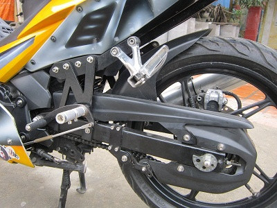 Số gãy đơn và gác chân Raider được bố trí hài hòa trên xe.