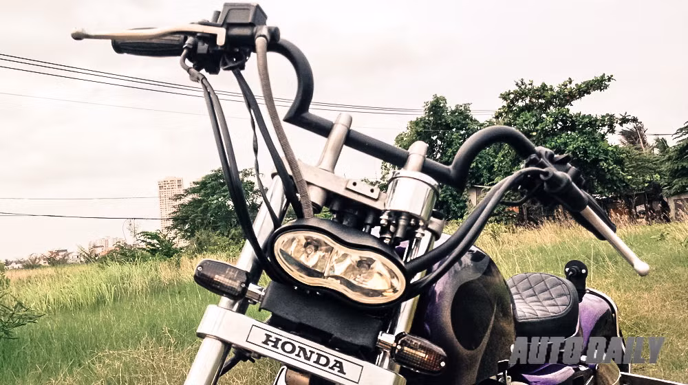Dòng xe Bobber không được sản xuất thương mại mà chỉ là kiểu dáng độ xe, khi không còn đủ sức khỏe để "kìm cương" con ngựa sắt nặng nề và chiều cao yên lớn, người ta có thể nghĩ đến Bobber. Ảnh: Đèn pha mới của Honda Rebel 250 sau khi độ có kiểu dáng lạ mắt.