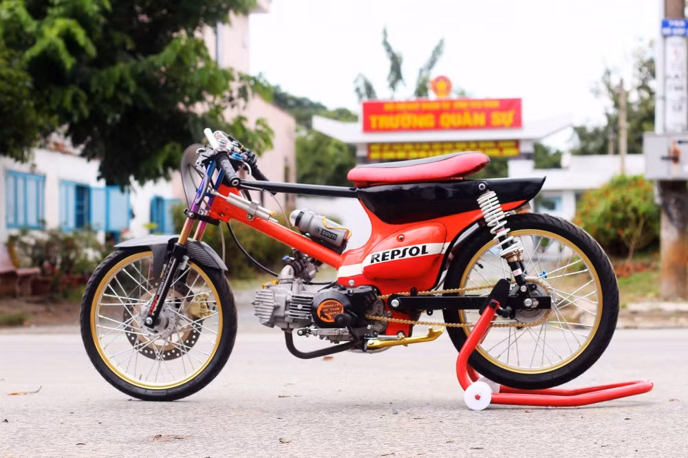 Lọc gió K&amp;N trần trụi chĩa ra ngoài.