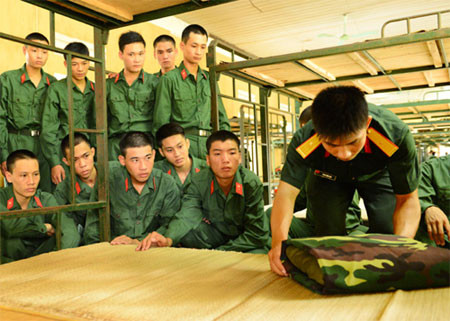 Sau vài lời nhận xét ngắn gọn của chỉ huy, anh em nhanh chóng được đưa về các đại đội, trung đội và khẩn trương thực hiện những công việc còn lại của buổi chiều.