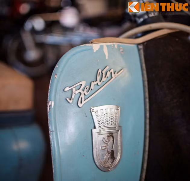 Sự xuất hiện của các dòng xe Scooter của phương Tây như Vespa năm 1946, Lambretta của Innocenti năm 1947 làm nảy sinh sự cạnh tranh để cho ra đời những chiếc Scooter từ các nước Xã Hội Chủ Nghĩa ở phía Đông. Ảnh: Logo của dòng xe Berlin.