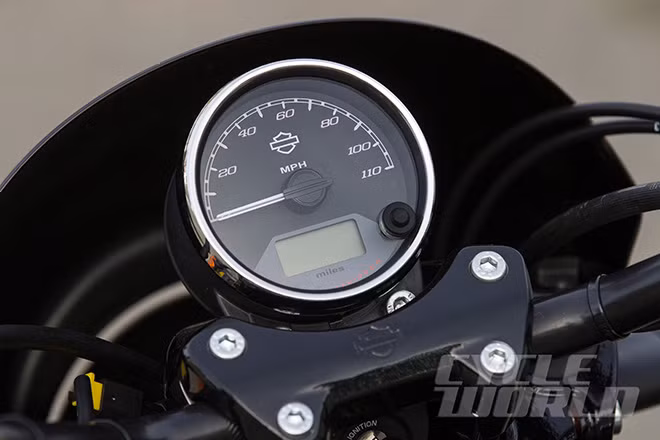 Xe được trang bị bộ mâm đúc 7 chấu cỡ 17 inch và phanh đĩa đơn cho bánh trước, bánh sau cỡ 15 inch cũng dùng phanh tương tự bánh trước với kích thước nhỏ hơn đi cùng cặp phuộc sau.