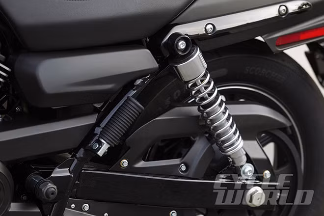 Trọng lượng xe vào khoảng 222 kg.