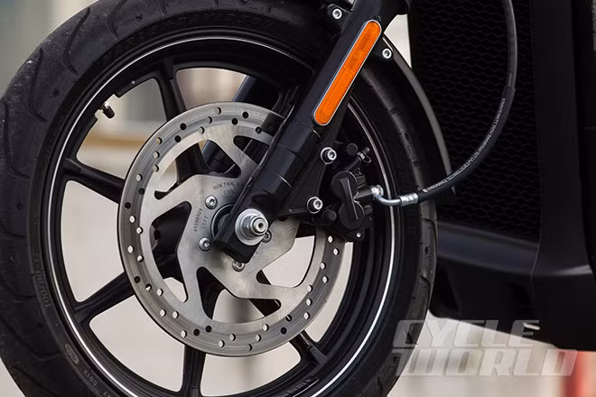 Đi kèm với động cơ dung tích 750 cc là hộp số 6 cấp.