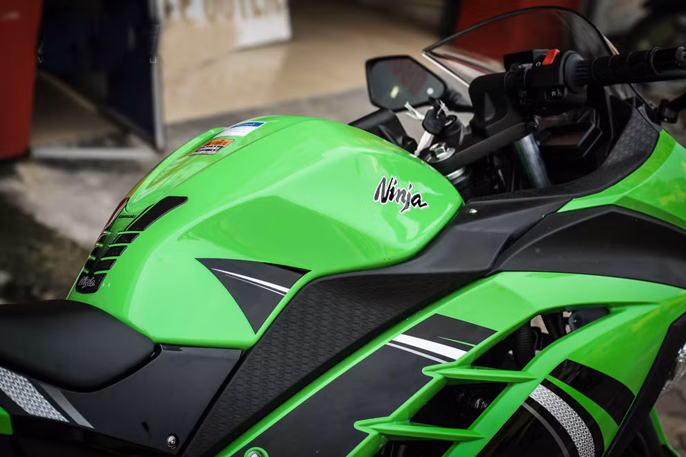 Chiều cao yên xe là 785 mm với trọng lượng không tải 172 kg, dung tích bình xăng 17 lít.