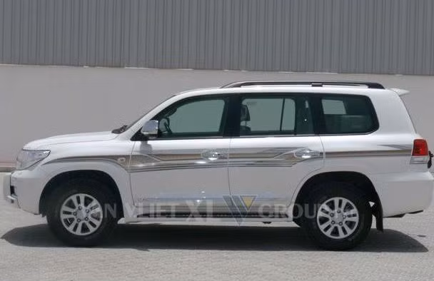 Đây là mẫu SUV 5 cửa với 8 chỗ ngồi, sử dụng động cơ diesel V8 4.5L, số tự động, 2 cầu.