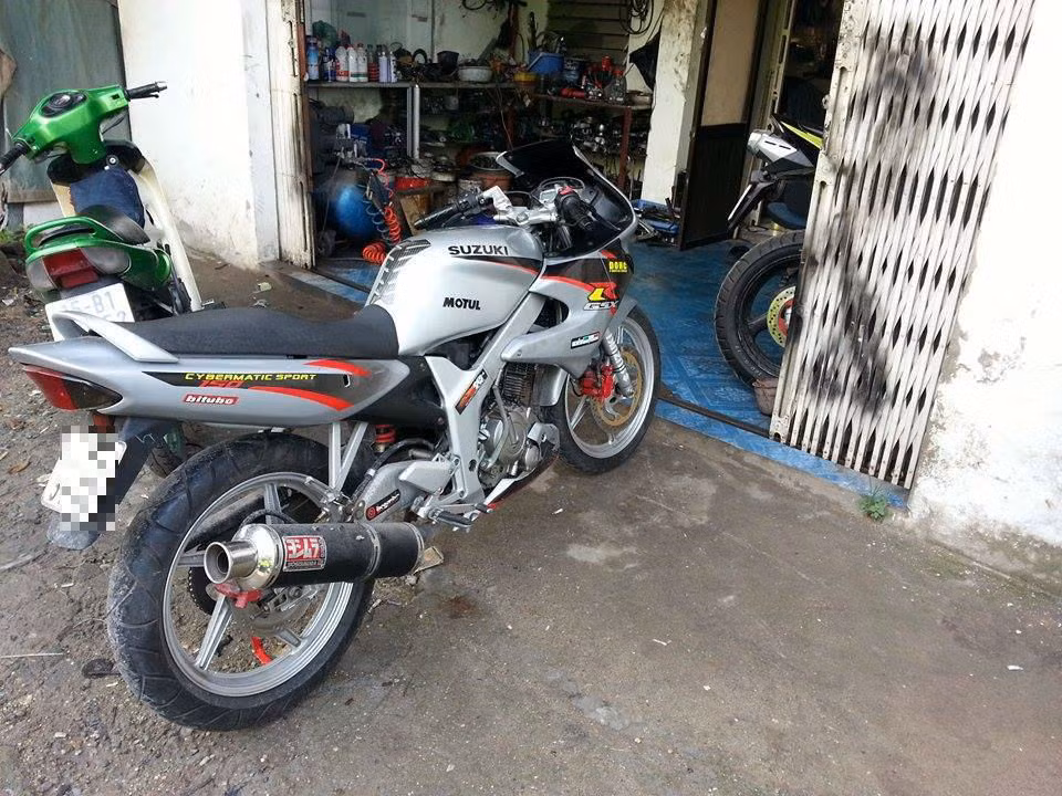 Suzuki FXR150 từng là niềm mơ ước và khiến bao thanh niên Việt mất ăn mất ngủ vì sự ra đời của nó. Dòng xe mang công nghệ DOHC và bảng đồng hồ điện tử, thời bấy giờ là cái gì đó xa xỉ với dân mê xe.