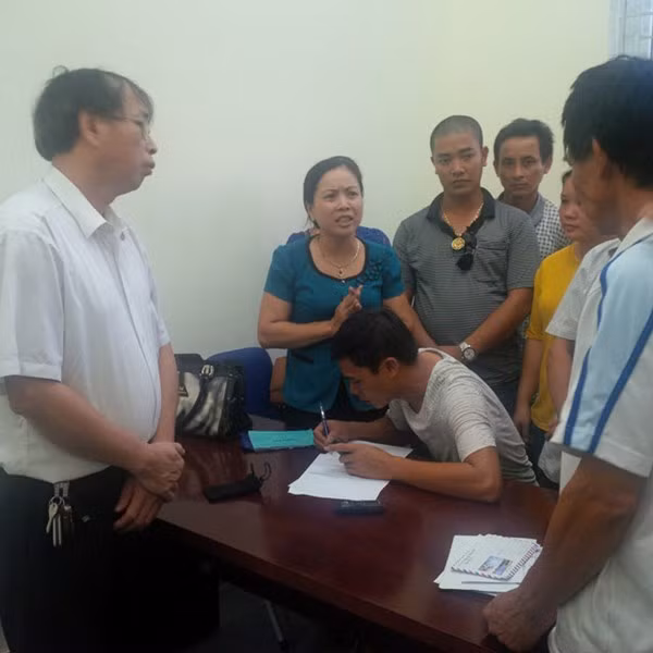 Bà Nguyễn Thị Quyên (áo xanh) đang giải thích với người nhà hành khách Sao Việt bị tử vong ở Lào Cai.