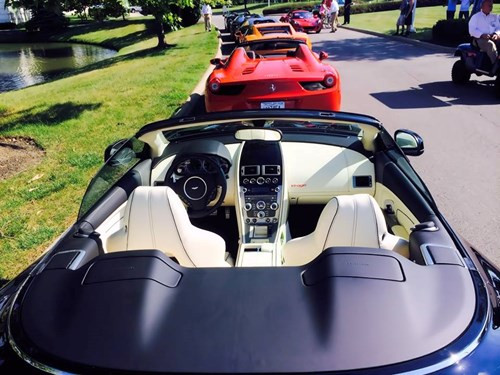 Chưa dừng lại ở đó, Gia Lai Team còn khiến người ta phát cuồng khi đem dàn xe mui trần siêu đắt đỏ: Aston Martin Vantage Roadster, Ferrari 458 Spider trình diễn tại đây.