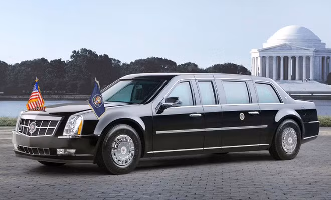 The Beast với trị giá 3 triệu USD. Đây chính là xe dành riêng cho Tổng thống Mỹ Obama. Pháo đài 4 bánh này được hoàn tất năm 2009 với những trang bị tối tân và khả năng phòng vệ cực tốt trước nhiều cuộc tấn công.