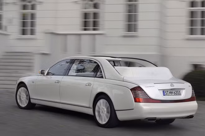 Maybach Landaulet với giá 1,4 triệu USD. Đây là dòng xe siêu sang của Mercedes với nhiều trang bị khủng và động cơ 612 mã lực. Dòng xe này đã bị ngừng sản xuất từ năm 2013.