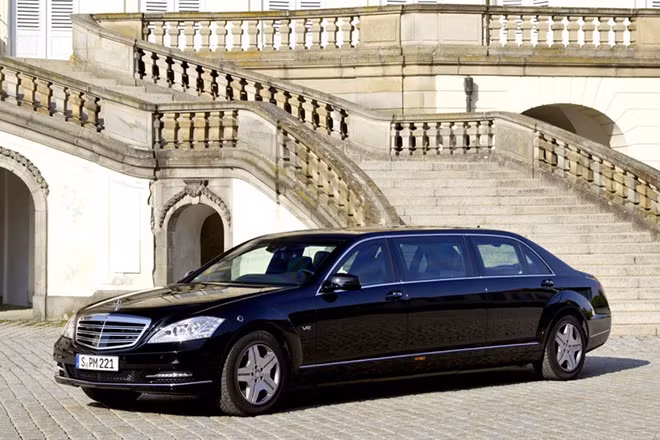 Mercedes-Benz S-600 Pullman với giá 1 triệu USD. Đây là dòng xe vừa lộ diện của Mercedes và sẽ tới tay khách hàng trong năm 2015. Xe được chế tạo để thay thế cho mẫu Maybach 62. Dòng xe này không chỉ được trang bị nhiều tiện nghi xa xỉ mà còn có khả năng chống đạn.