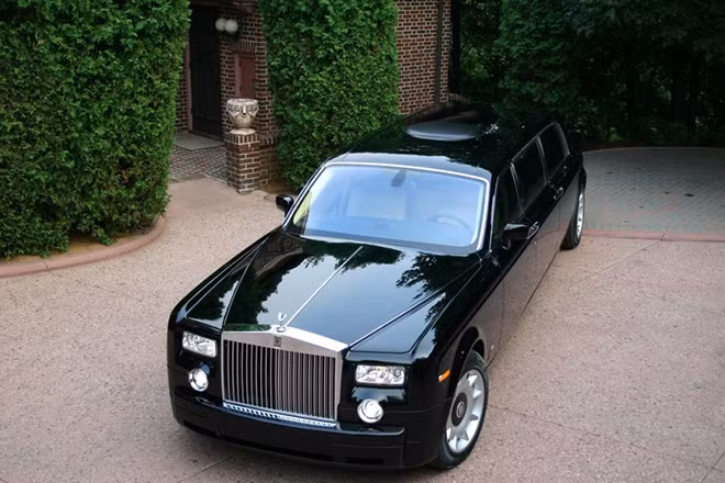 Rolls Royce Phantom Limo với trị giá 3,8 triệu USD. Siêu limousine này thuộc sở hữu của một đại gia Trung Quốc. Xe có những trang bị đẳng cấp của Rolls-Royce và có khả năng chống đạn.