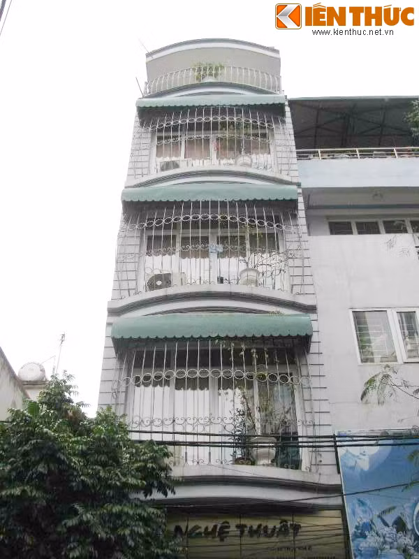 Chủ nhà đã biến những hàng rào sắt bảo vệ trở nên mềm mại và thẩm mỹ.