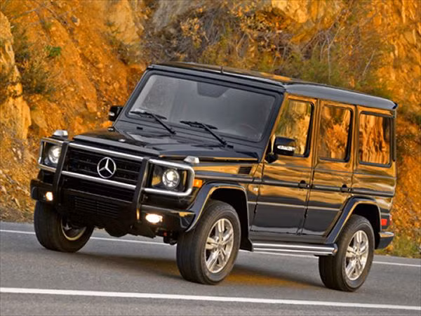 Mercedes G-class với 33 năm từ năm 1979. Dù có nhiều cải tiến nhưng chiếc SUV huyền thoại này vẫn gần như giữ nguyên thiết kế ban đầu với kính phẳng, cửa kiểu bản lề độc đáo.
