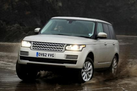 Range Rover: Mang dáng dấp cố hữu của dòng xe Range Rover, phiên bản hoàn toàn mới này kết hợp hài hòa đường nét của dòng xe limousine hạng sang với chiếc Land Rover địa hình huyền thoại. Khả năng vận hành trên địa hình hiểm trở của phiên bản này sẽ khiến bạn không khỏi ngạc nhiên. Dĩ nhiên, giá bán của chiếc xe này không hề rẻ.