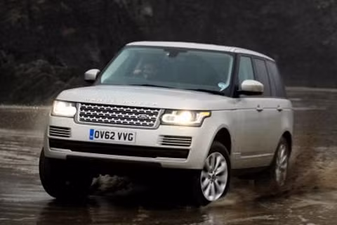 Range Rover: Mang dáng dấp cố hữu của dòng xe Range Rover, phiên bản hoàn toàn mới này kết hợp hài hòa đường nét của dòng xe limousine hạng sang với chiếc Land Rover địa hình huyền thoại. Khả năng vận hành trên địa hình hiểm trở của phiên bản này sẽ khiến bạn không khỏi ngạc nhiên. Dĩ nhiên, giá bán của chiếc xe này không hề rẻ.