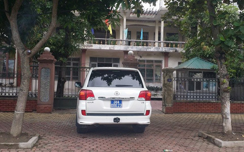 Theo Tiền Phong, chiếc xe có nguồn gốc từ Lào, ban đầu được tặng cho một lãnh đạo tỉnh Hà Tĩnh. Tuy nhiên, vị lãnh đạo tỉnh không nhận mà nhượng sang cho Ban Quản lý Khu kinh tế tỉnh.