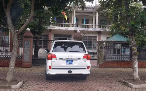 Theo Tiền Phong, chiếc xe có nguồn gốc từ Lào, ban đầu được tặng cho một lãnh đạo tỉnh Hà Tĩnh. Tuy nhiên, vị lãnh đạo tỉnh không nhận mà nhượng sang cho Ban Quản lý Khu kinh tế tỉnh.