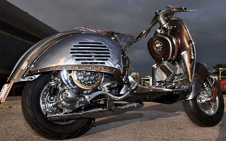 Một chiếc Vespa độ cầu kỳ và "quái" của một chuyên gia người Hy Lạp. Dân chơi này giỏi ở chỗ, một mặt can thiệp vào hầu như mọi chi tiết, mặt khác vẫn giữ được tất cả những nét cổ điển đặc trưng của chiếc Vespa.