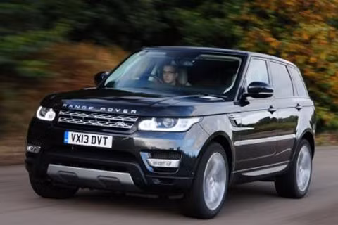 Range Rover Sport: Dòng SUV cao cấp đến từ Anh sở hữu thiết kế kết hợp giữa phiên bản Range Rover và thế hệ tiếp nối Evoque. Đồng thời người tiêu dùng có thể thoải mái lựa chọn giữa động cơ xăng tăng nạp V8 và động cơ diesel SDV6. Bên cạnh đó mẫu xe còn tích hợp các công nghệ cải tiến như Hệ thống kiểm soát địa hình, màn hình hiển thị TFT.