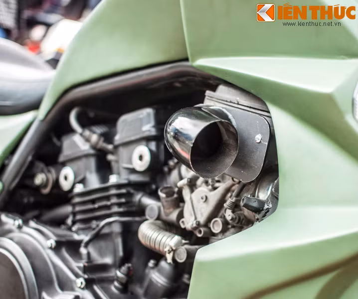 Bộ phận lấy gió cho động cơ được thiết kế quay ra đằng trước đầu xe, lấy gió trực tiếp không thông qua bộ lọc. Tuy nhiên, việc thiết kế này rất gây hại cho động cơ bởi bụi bẩn và các tạp chất có thể lọt vào động cơ gây hại cho xi-lanh.