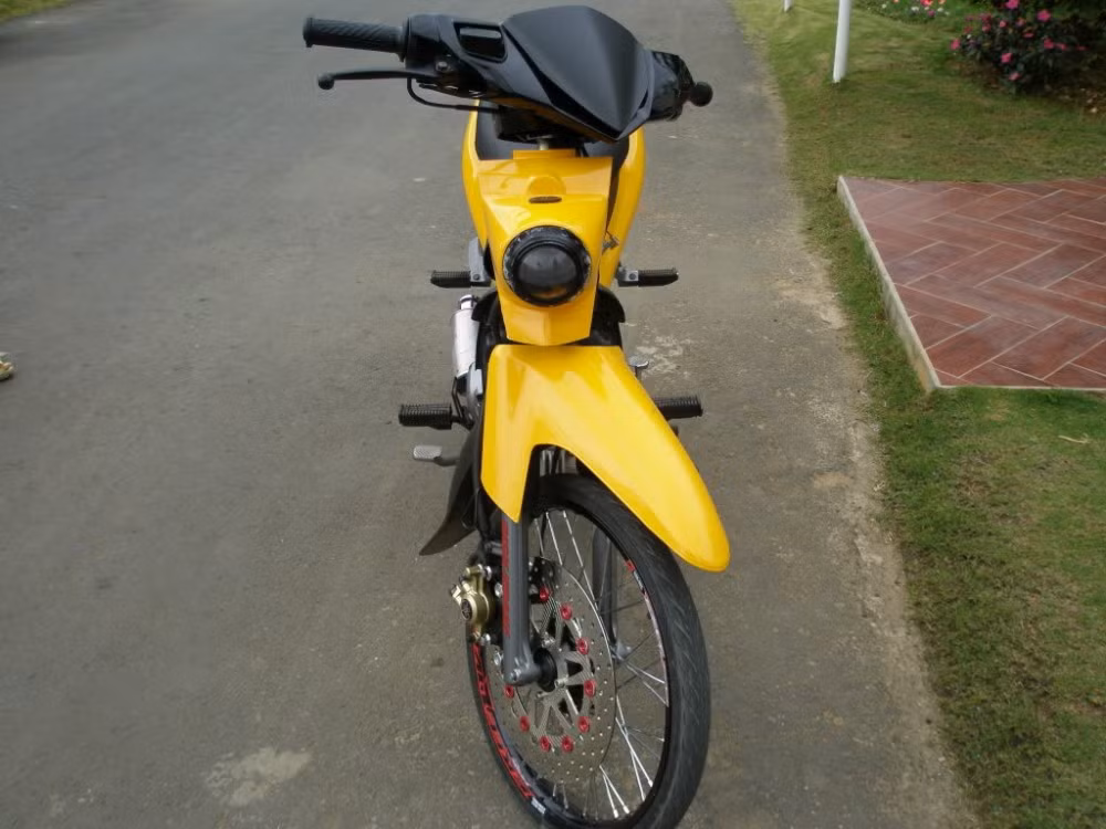 Ấn tượng nhất là phần đầu, bửng được gỡ bỏ, mặt nạ chế gương cầu thay cho đèn pha, ốp tam giác Nouvo LX.