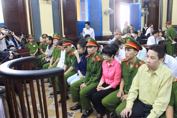 Siêu lừa Huyền Như (áo hồng) tại tòa.