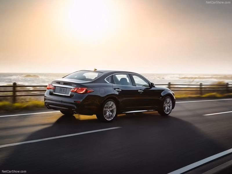 Ngoài ra, Q70L còn được trang bị hệ thống định vị GPS của Infiniti với màn hình cảm ứng 8 inch kết nối với dịch vụ viễn thông, hệ thống âm thanh thế hệ mới Bose Studio Surround với 16 loa, hệ thống kết nối Bluetooth, chuyển hướng bằng giọng nói... Infiniti Q70L 2015 sẽ được ra mắt chính thức tại triển lãm Paris Auto Show 2014 đầu tháng 10 tới.