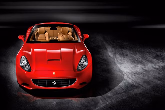 Siêu xe Ferrari California cũng sở hữu một khuôn mặt vui vẻ.