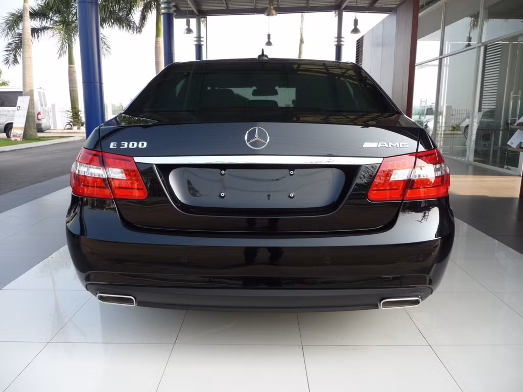 Mercedes E-Class sở hữu kích thước dài x rộng x cao tương ứng 4.868 x 1.854 x 1.465 (mm). Xe có chiều dài và chiều rộng nhỏ hơn 2 đối thủ BMW 5Series và Audi A6 trong khi chiều cao lại cao hơn.