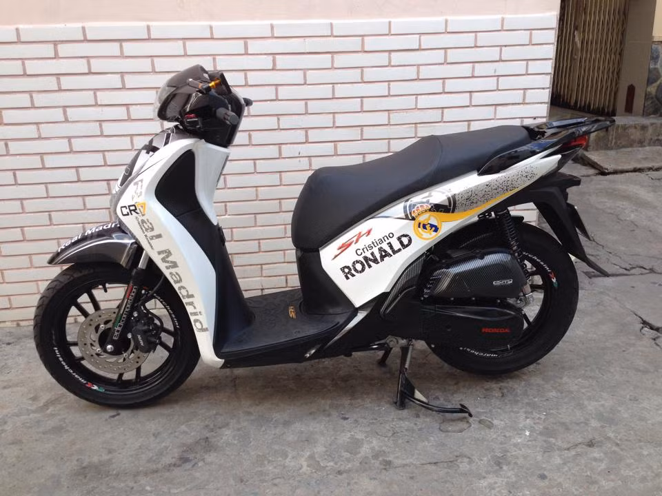 Nhìn qua, người ta dễ dàng nhận ra những nét đặc trưng của câu lạc bộ lừng danh Châu Âu trên chiếc xe. Cái tên Cristiano Ronaldo (CR7) - ngôi sao sáng nhất trong dải thiên hà Real Madrid được đính trang trọng trên thân xe.