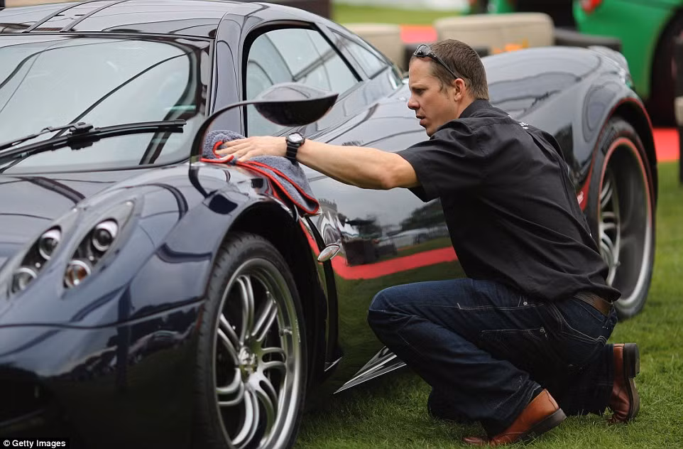 Một chiếc Pagani Huayra đang được đánh bóng.